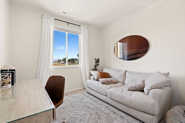 Building Photo - Newer 2bd condo in neighborhood with pool ...