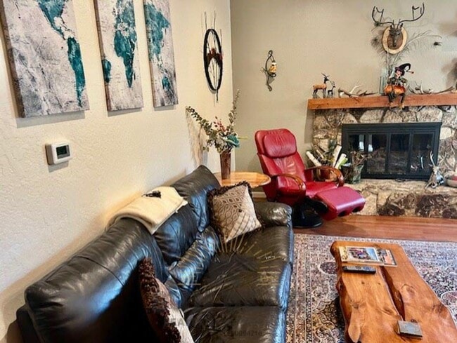Building Photo - Adorable 2 Bedroom - Central Incline! 1 Do...