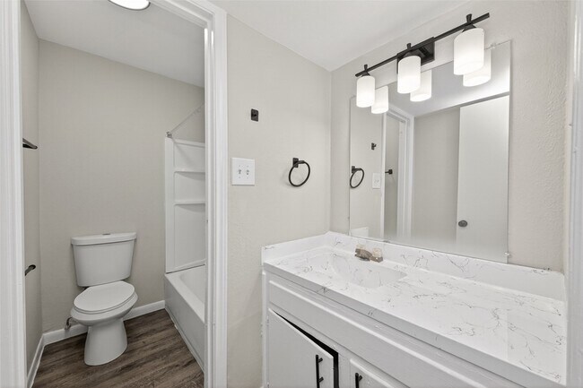 Building Photo - 427 Hollyvale Dr