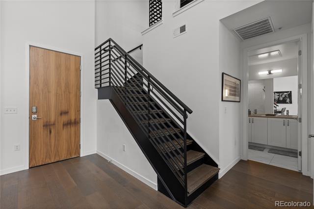 Building Photo - 1735 Central St