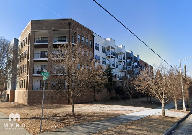 Building Photo - 898 Oak St SW