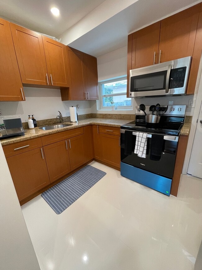 Building Photo - 2100 SW 31st Ave