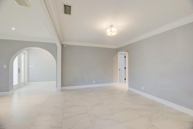 Building Photo - 2603 NE 35th St