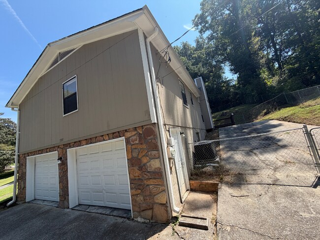 Building Photo - ACT FAST! 3BR/2BA in Birmingham | Vaulted Ceilings & Fireplace | 2-Car Garage!