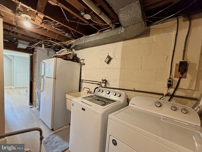 Building Photo - 2916 Meadow Ln