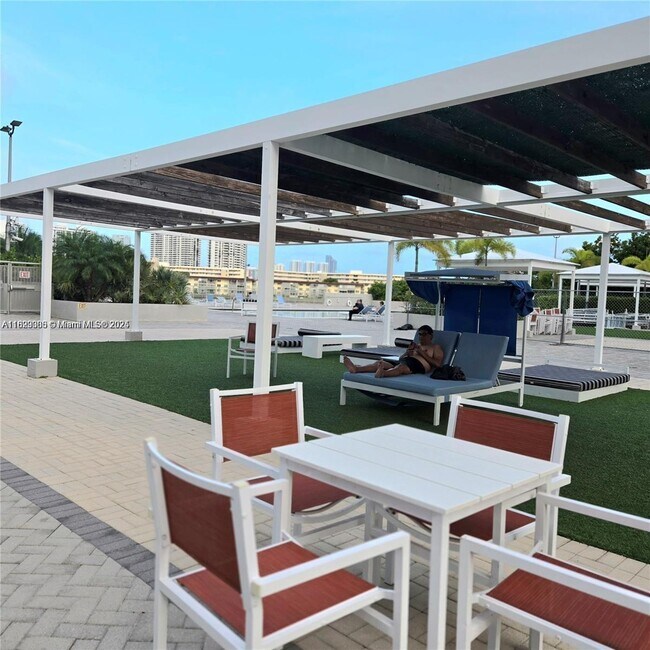 Building Photo - 18071 Biscayne Blvd