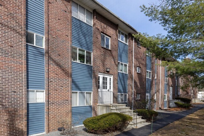 Building Photo - 11 Woodcrest Ct