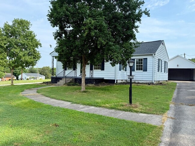 Building Photo - Three bedroom, 1 bath house in Graham