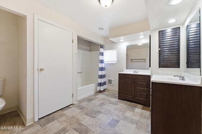 Building Photo - 13237 E Ave W 8