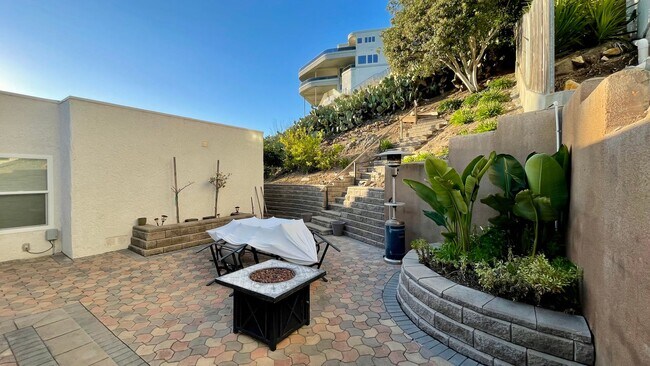 Building Photo - Ocean View 3-Bedroom House on Bay St. walkable to the Beach