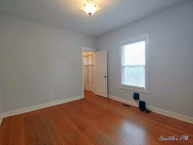 Building Photo - Spacious 2 Bedroom Home in the Pigeon Poin...