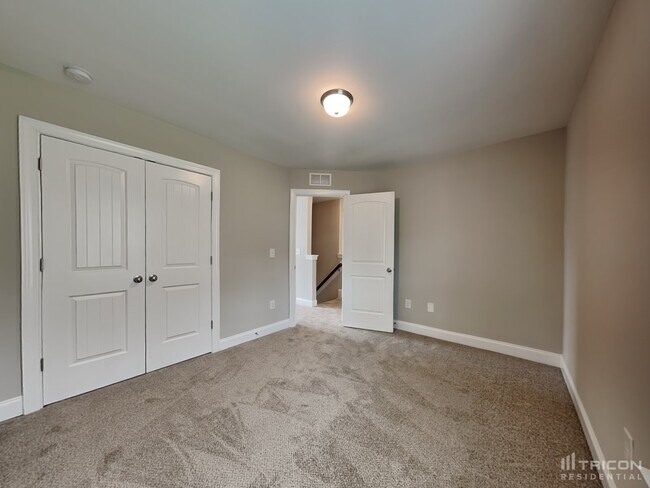 Building Photo - 653 Lakemont Dr