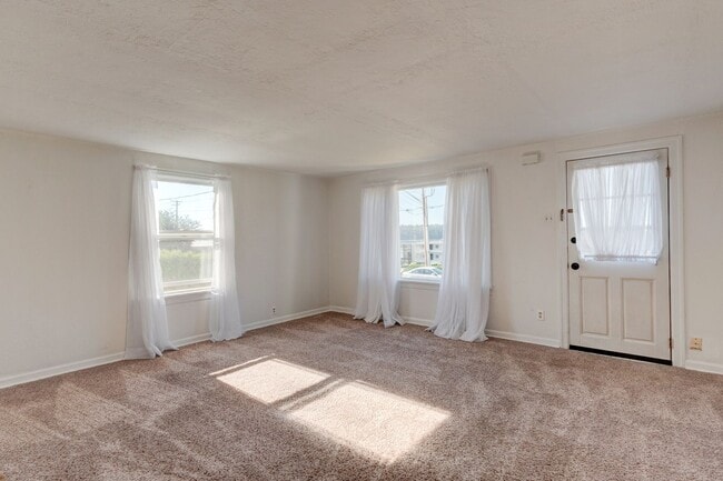 Building Photo - Three Bedroom One Bath House