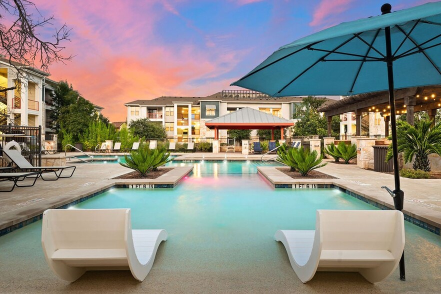 Resort-style Swimming Pool with Beach Entry - Bexley at Lakeline