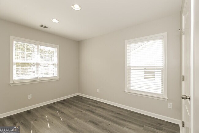 Building Photo - 128 Creekwood Tr