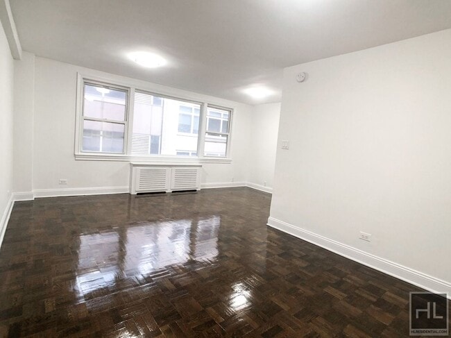 Building Photo - 160 E 55th St