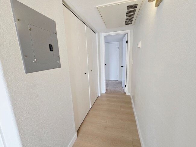 Building Photo - RENOVATED 2BD/2BA NEAR STRIP!