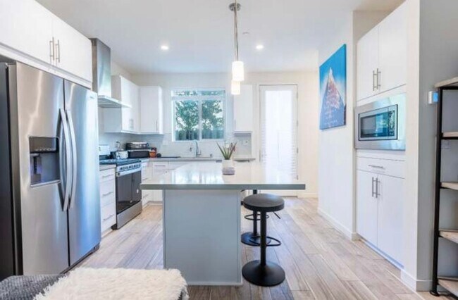 Building Photo - First Month Rent: FREE (with approved lease terms)