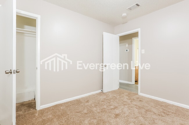 Building Photo - 8704 Duncan Dr