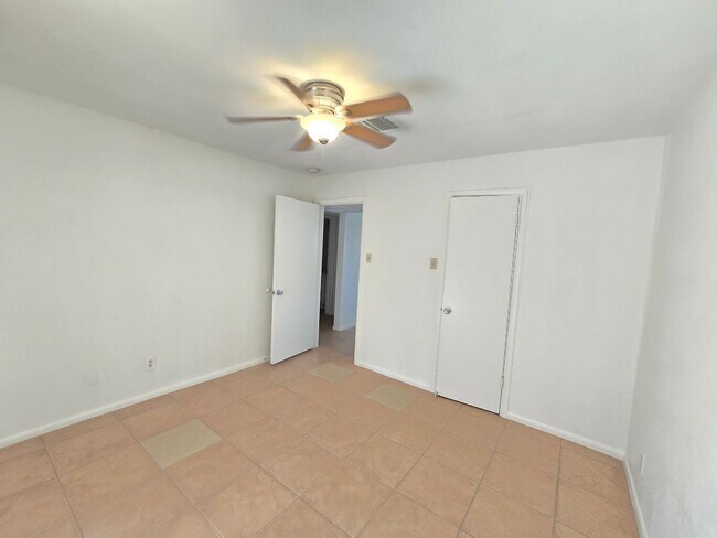Building Photo - Spacious 2 bedroom apartment