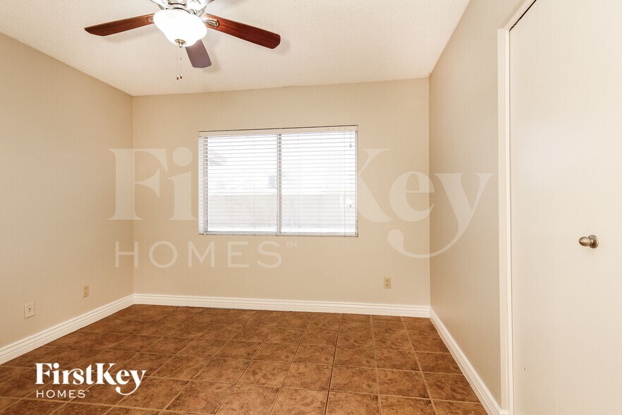 Building Photo - 5413 W Townley Ave