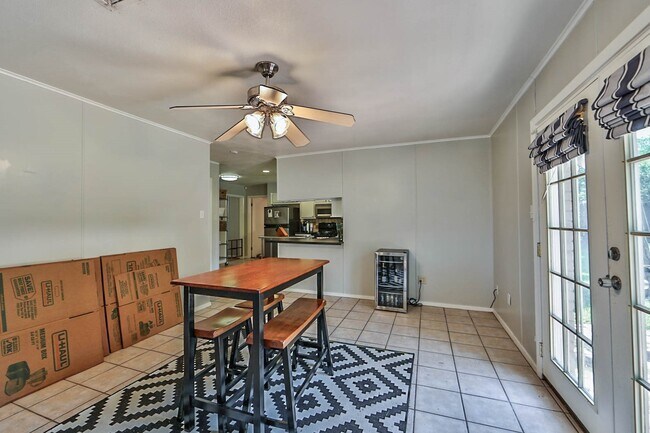 Building Photo - 5511 Kinglet St