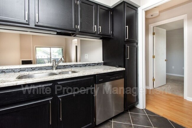 Building Photo - 2555 Stockbridge Dr