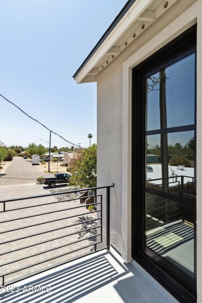 Building Photo - 902 W Hazelwood St