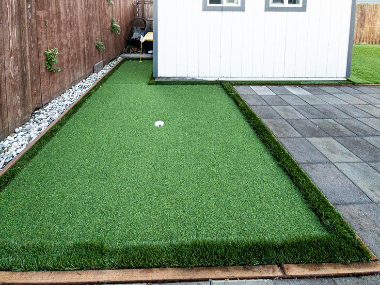 Putting green - 882 Wood St