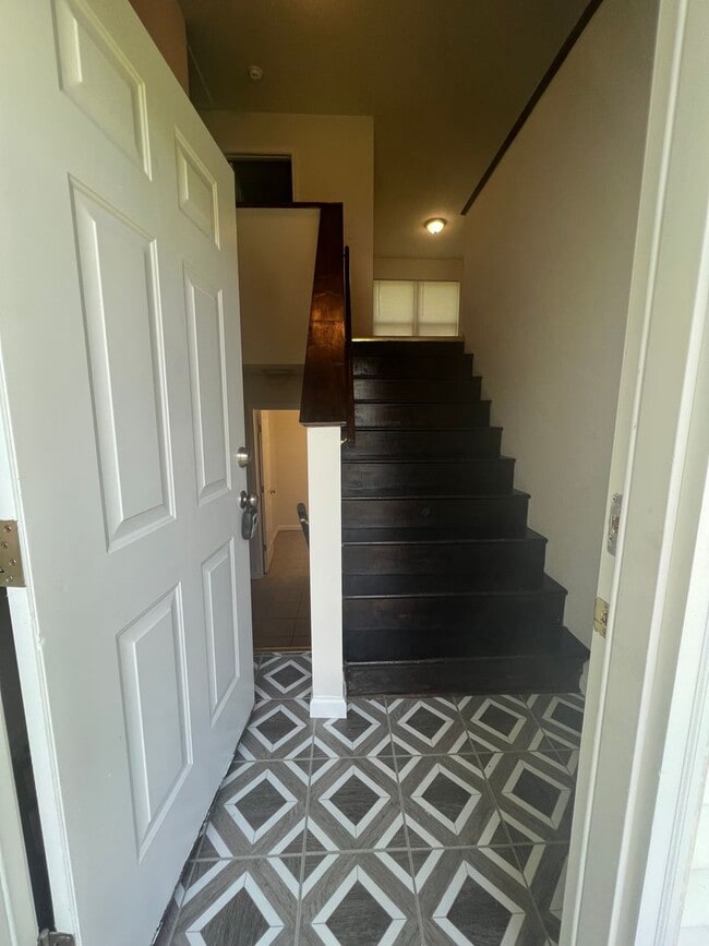 Building Photo - 4-bedroom 1.5 baths house near I-44