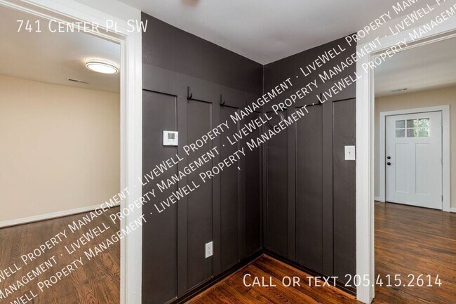 Building Photo - 741 Center Pl SW