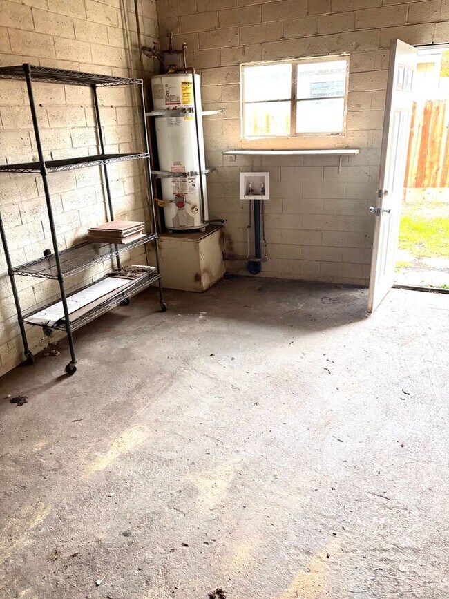 Building Photo - Edi2324/Jill2343