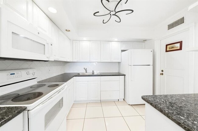 Building Photo - 2201 S Ocean Dr