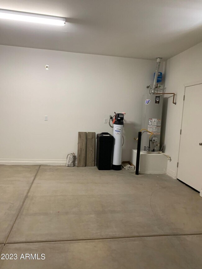Building Photo - 2340 W Sunland Ave