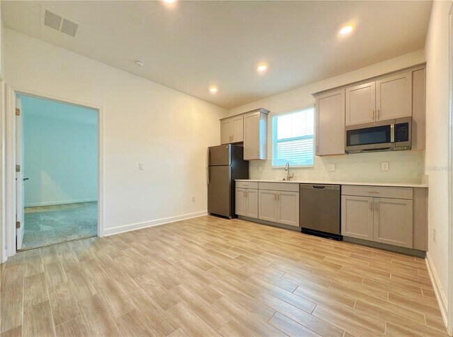Building Photo - 5001 Center Ct