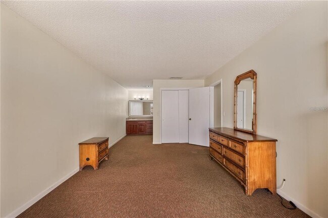 Building Photo - 4231 Oak Loop