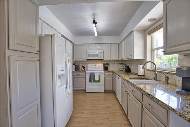 Building Photo - 556 Baffin Dr