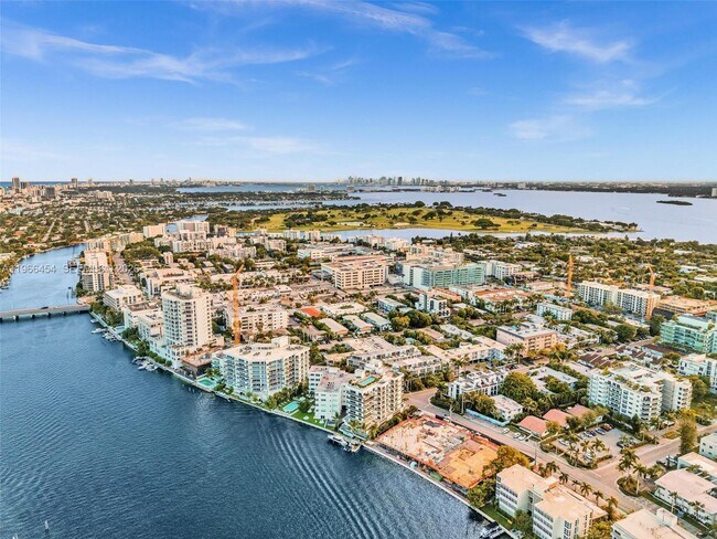 Building Photo - 9901 E Bay Harbor Dr