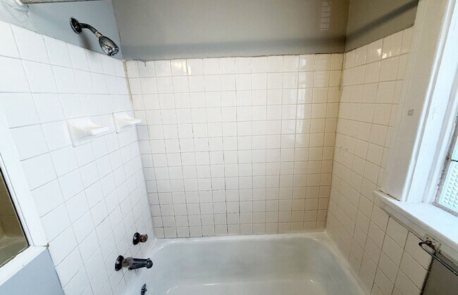 Building Photo - 415 Probasco St