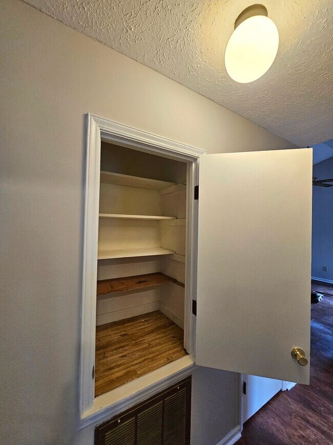 Building Photo - Charming & Spacious 3-Bed, 2-Bath Home in ...