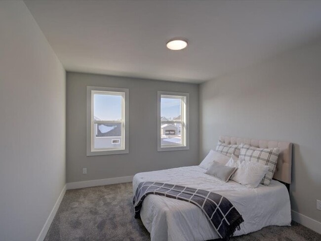 Building Photo - 4880 Romaine Rd