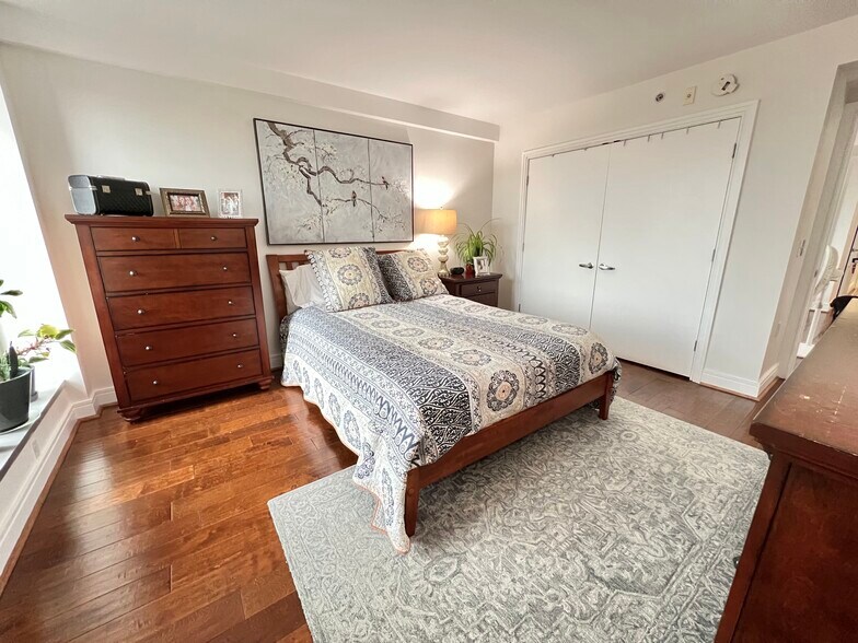 Bedroom & closet - 800 4th St SW