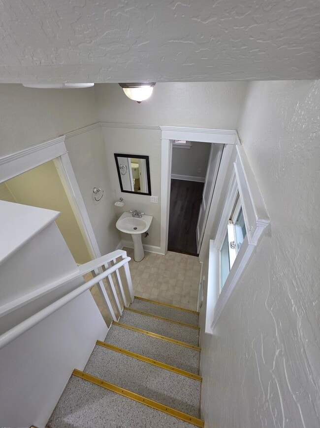 Building Photo - Charming home on quaint cul-de-sac!