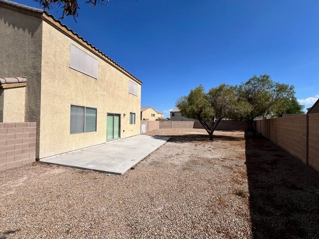 Building Photo - 4 Bedroom home with large lot