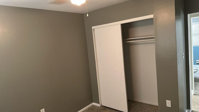 Building Photo - Move-In Ready 4 bedrooms 2 bathrooms prope...