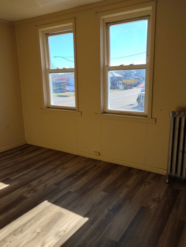 Building Photo - 370 S Poplar St