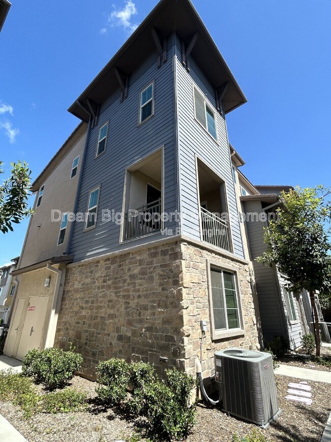 Building Photo - 609 Savi Dr