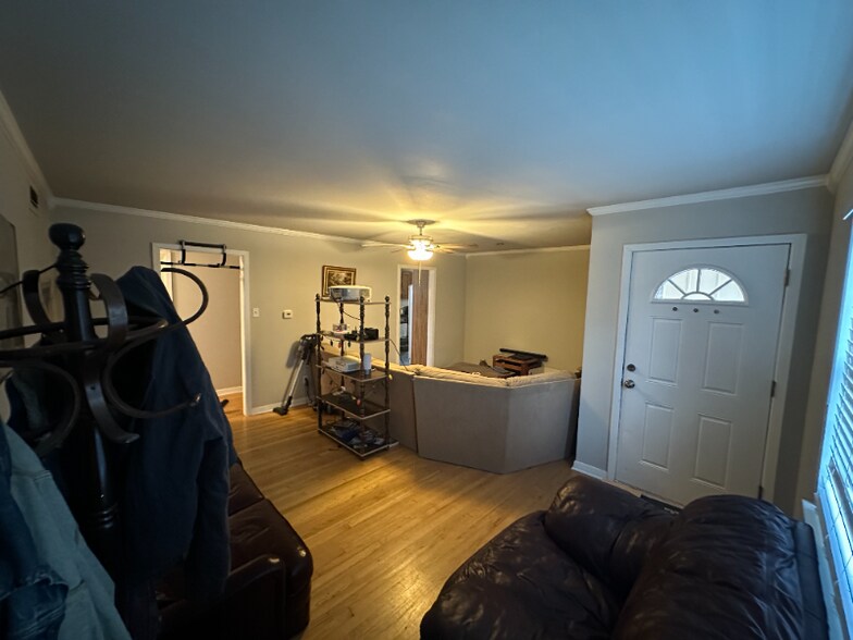 Building Photo - 10932 Dunaway Dr