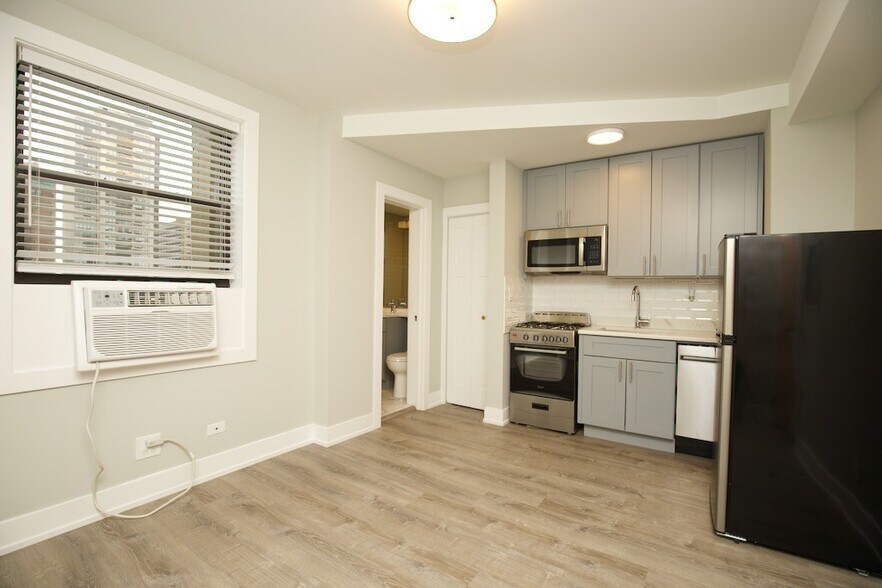 Building Photo - 545 W Belmont Ave