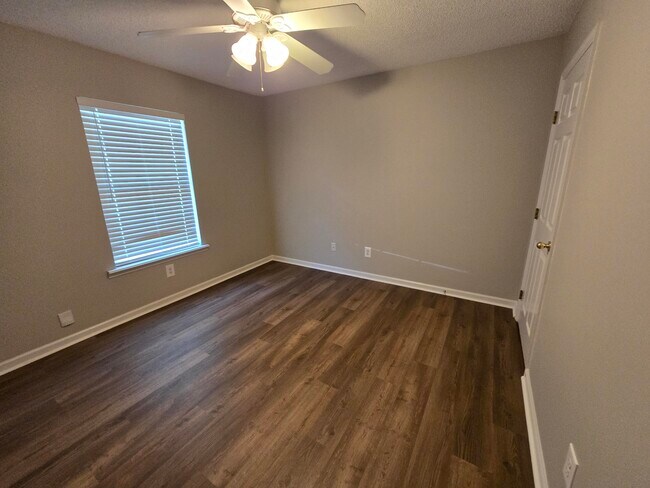Building Photo - 107 Raintree Ct